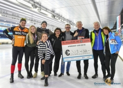 Bernard van Oranje overhandigt de cheque aan LYMMCARE's Marcel Spaargaren (foto: Douwe Bijlsma - Gewoan Dwaan)