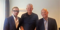 Ondertekening samenwerkingsovereenkomst. Van links naar rechts: Bernhard van Oranje - voorzitter Lymph&Co, Marcel Spaargaren - projectleider en Frank Eijken - voorzitter AMC Foundation